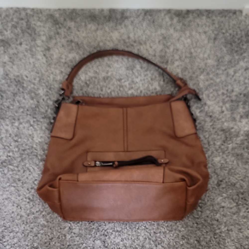 Chic Tan Leather Shoulder Bag